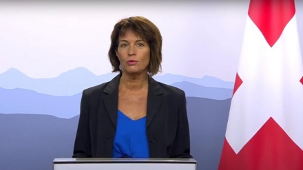 Kërcënohet me thikë ish-ministrja zviceriane