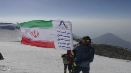 İran bayrağı Türkiyənin Ağrı dağının zirvəsində dalğalandırılıb