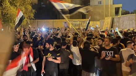Qəzəblənmiş İraq xalqı Türkiyə səfirliyinin önündə aksiya keçirib