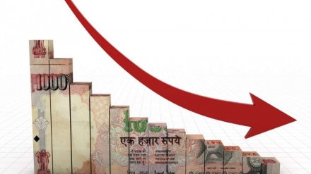 ہندوستان، ڈالر کے مقابلے میں روپے کی قدر میں ریکارڈ کمی