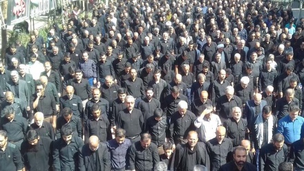 İslami İranın hər yerində Aşura günorta namazı qılınıb