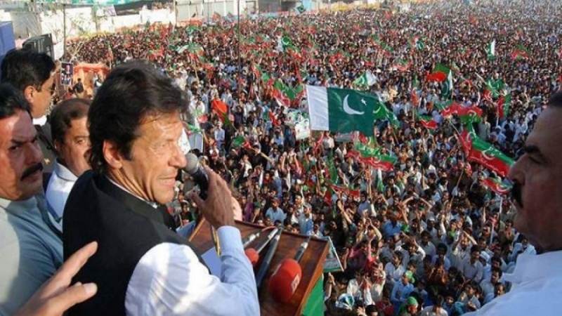 عمران خان عوامی جلسے کو خطاب کرتے ہوئے