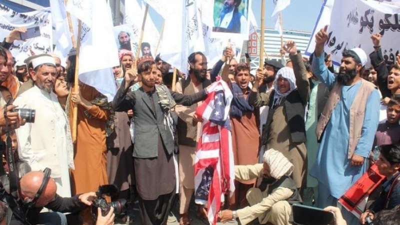 کابل میں امریکہ مخالف مظاہرہ، امریکی پرچم نذر آتش