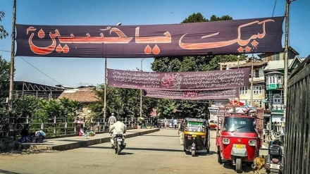 کشمیر، شاہراہوں پر لہراتے پرچمہائے عزا۔ ویڈیو