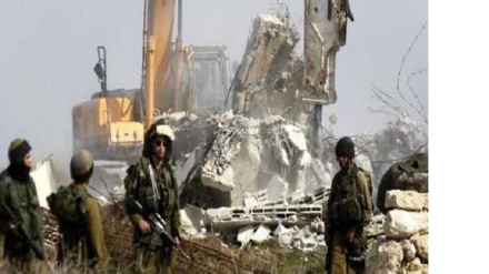 Sionist hərbçilər bir fələstinlinin evini dağıdıblar