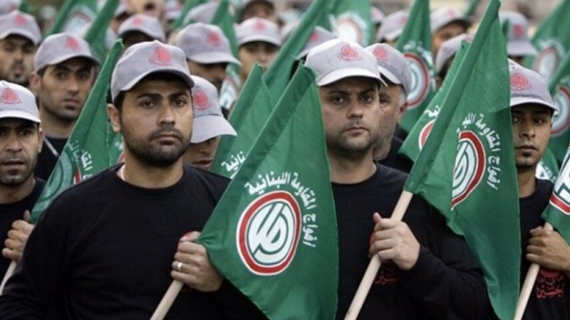 امل تحریک کے ممبران ہاتھ میں تنظیم کا پرچم لئے پریڈ کر رہے ہیں