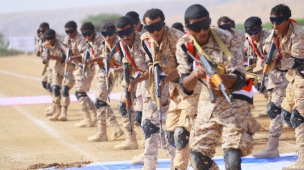 جارح سعودی اتحاد سے چھینے گئے ہتھیاروں کے ساتھ یمنی فوج کی پریڈ (ویڈیو)
