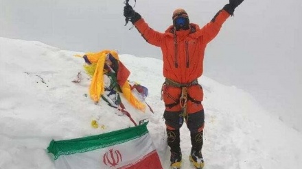 İranlı alpinist Əfqanıstan bayrağını qaldırıb