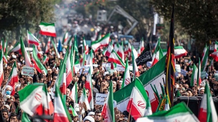 مقدسات کی توہین کرنے والوں کے خلاف  پورا ایران اٹھ کھڑا ہوا
