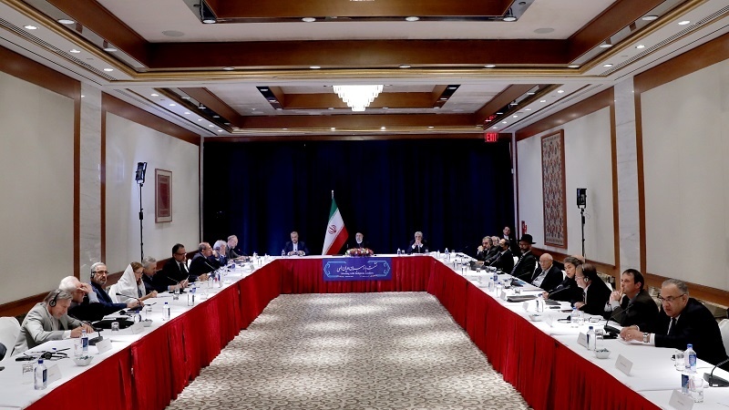 صدر ایران رئیسی کی الہٰی ادیان کے رہنماؤں سے ملاقات، خدا کو نقطۂ اتحاد بنانے پر زور