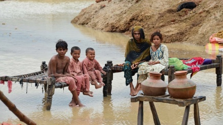 سیلاب کے بعد تیس لاکھ پاکستانی بچے مختلف خطرات کی زد پر