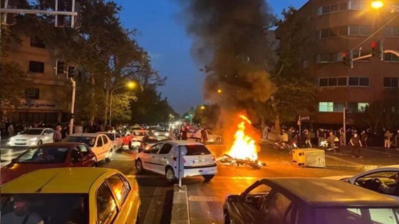 غیر ملکی میڈیا کے اکسانے پر ایران کے بعض شہروں میں پر تشدد مظاہرے 