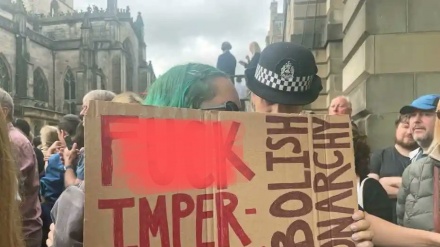 Djevojka uhapšena zbog transparenta na proglašenju kralja Charlesa III u Škotskoj