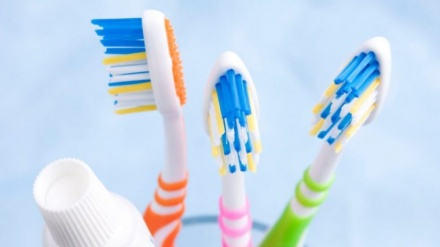 Pse nuk duhet të përdorni të njëjtën furçë dhëmbësh për më shumë se tre muaj?