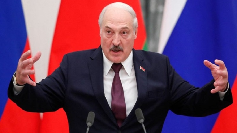 Lukaşenko: Zelenskiyə danışıqlar aparmağı qadağan ediblər