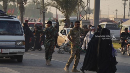 معذور زائر کو کاندھوں پر اٹھا کر لے جاتا عراقی فوجی+ ویڈیو