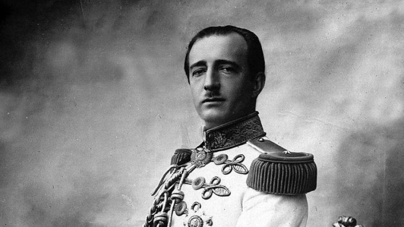 Më 1 shtator 1928, Ahmet bej Zogolli u shpall 'Mbret i shqiptarëve' 