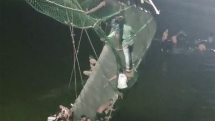 Najmanje 90 poginulih u urušavanju visećeg mosta u Indiji