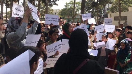 قتل عام هزاره ها را متوقف کنید؛ شعار زنان معترض در کابل