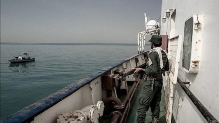 ایران کی بحریہ نے 11 ملین لیٹر تیل اسمگل کرنے والے جہاز کو روک دیا