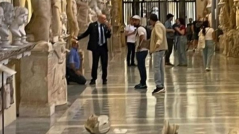 Donte të takonte Papën, turisti amerikan revoltohet dhe dëmton skulpturat 