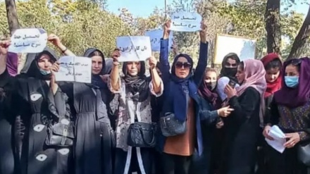 د کابل یو شمېر میرمنو له پوهنتونه د زده کړیالانو د ویستلو په غبرګون کې لاریون کړی