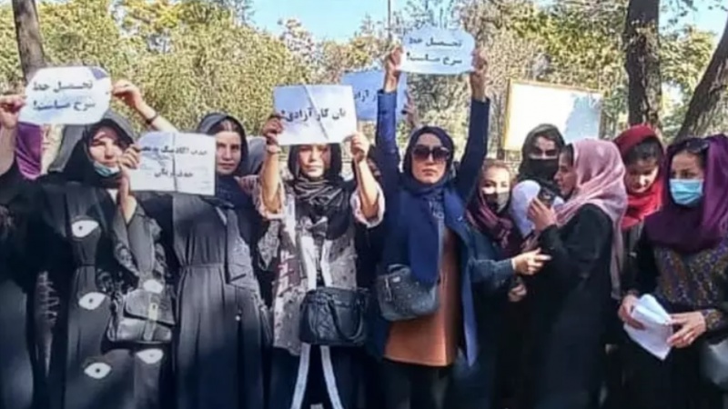 د کابل یو شمېر میرمنو له پوهنتونه د زده کړیالانو د ویستلو په غبرګون کې لاریون کړی