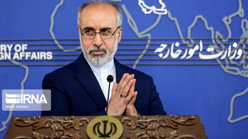 ایرانی دفتر خارجہ کے ترجمان ہفتہ وار پریس بریفنگ سے خطاب کر رہے ہیں۔