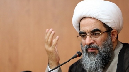 دشمن کا منصوبہ ایران کی تقسیم اور دین سے مقابلہ کرنا ہے۔ آیت اللہ فاضل لنکرانی