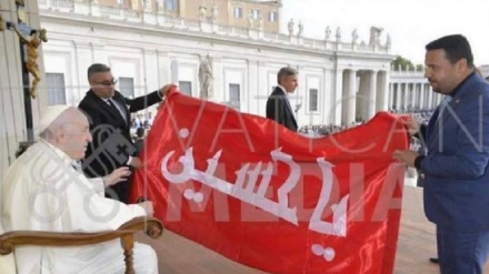 پرچم حضرت امام حسین علیه‌ السلام پوپ فرانسس کے ہاتھوں میں
