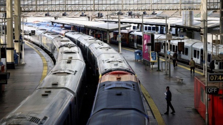 برطانیہ میں 40 ہزار ریلوے کارکنوں کی ہڑتال، نظام نقل و حمل درہم برہم