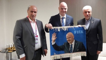 Serokê FIFA'yê bi ferşa îranî hat xelatkirin