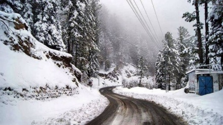 کشمیر میں شدید برفباری، قومی شاہ راہ پر ٹریفک معطل