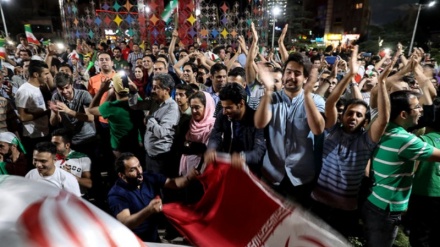 فٹبال ورلڈ کپ میں ایران کی کامیابی پر ملک بھر میں جشن، صدر نے دی مبارکباد