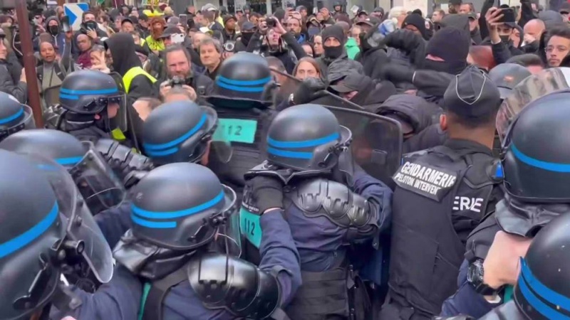 فرانس؛ ییلو ویسٹ تحریک کا پھر مظاہرہ، پولیس کے ساتھ جھڑپیں (ویڈیو)