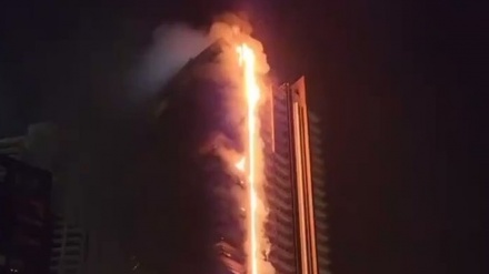 دبئی، ایک ۳۵ منزلہ عمارت میں لگی بھیانک آگ (ویڈیو)
