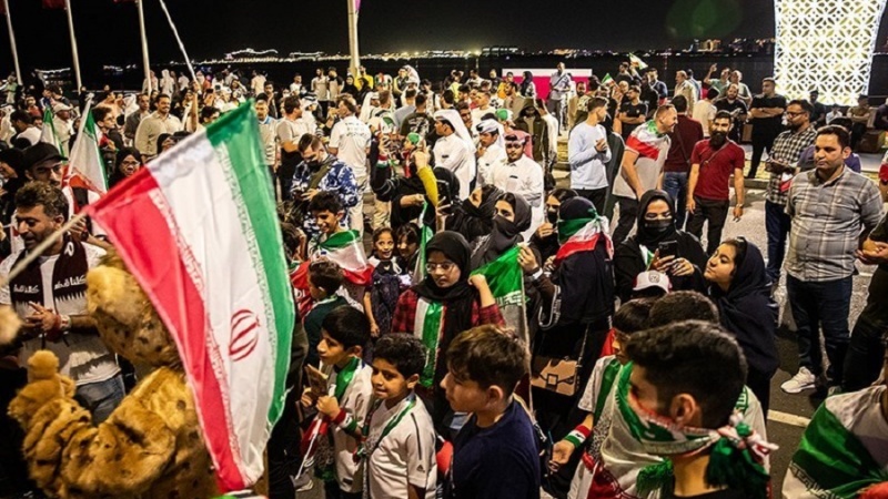 İranlı azarkeşlər milli futbol komandasını ruhlandırmaq üçün Dohaya toplaşıblar