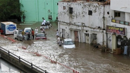 سعودی عرب میں طوفانی بارش اور سیلاب سے 2 افراد ہلاک، بجلی منقطع، عوام میں افراتفری