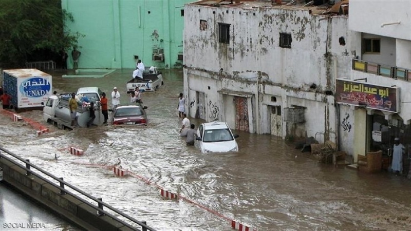 سعودی عرب میں طوفانی بارش اور سیلاب سے 2 افراد ہلاک، بجلی منقطع، عوام میں افراتفری