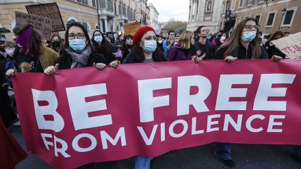 اٹلی؛ اپنے اوپر جبر و تشدد کے خلاف خواتین کا مظاہرہ (ویڈیو)