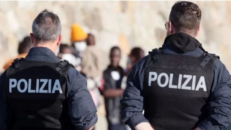 Italia lejon anijen e emigrantëve të ankorohet në breg