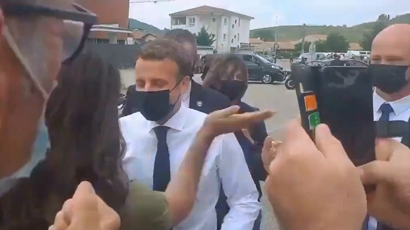 Nerazîiyeke fransî sîleyek li rûyê Emmanuel Macron da