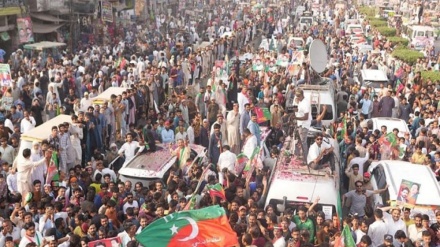 پی ٹی آئی کا لانگ مارچ عمران خان کے بغیر شروع 