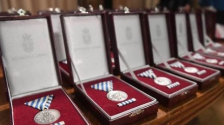 Vuçiç dekoron policët serbë që u larguan nga Policia e Kosovës, me medalje për guxim