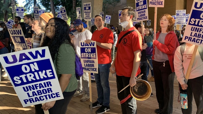 امریکی حکومت کی غیر منصفانہ پالیسوں اور کم تنخواہوں کے خلاف کیلی فورنیا میں اساتذہ اور طلاب کا مظاہرہ
