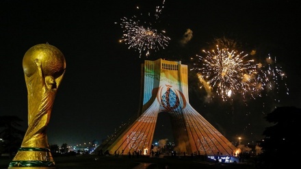 فٹبال ورلڈ کپ میں ایران کی کامیابی، آزادی ٹاور پر قومی پرچم 