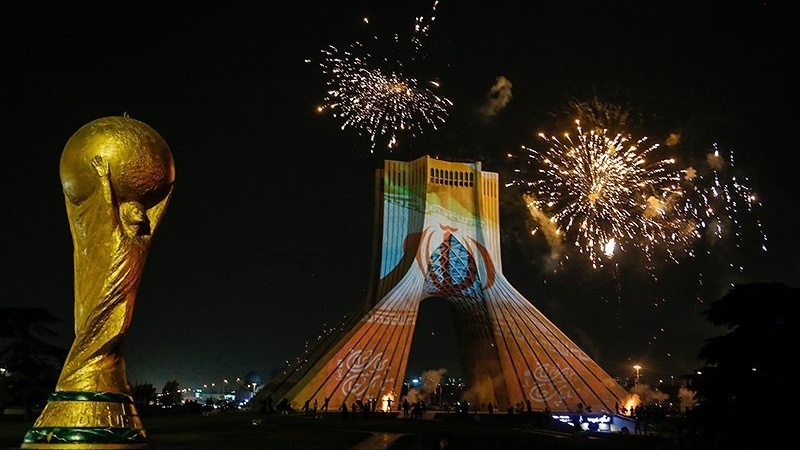 فٹبال ورلڈ کپ میں ایران کی کامیابی، آزادی ٹاور پر قومی پرچم 