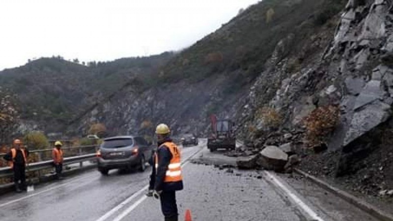 Reshje dhe erëra të forta në Elbasan, disa zona pa energji elektrike 