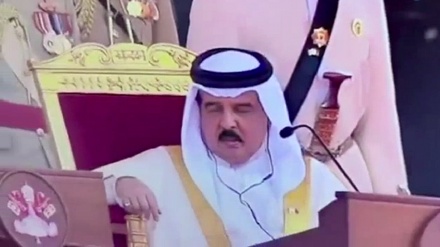 پاپ کو بلا کر بحرینی تاناشاہ سو گیا۔ (ویڈیو)