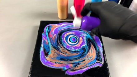 نقاشی شگفت انگیز با تکنیک ریختن رنگ روی بوم